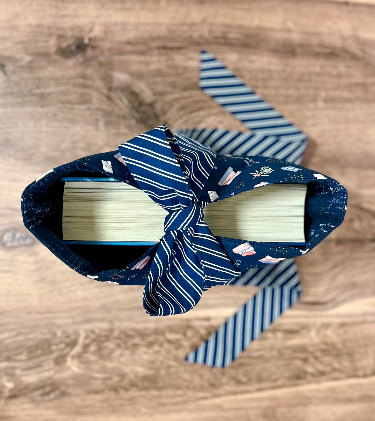 Book sleeve with bow